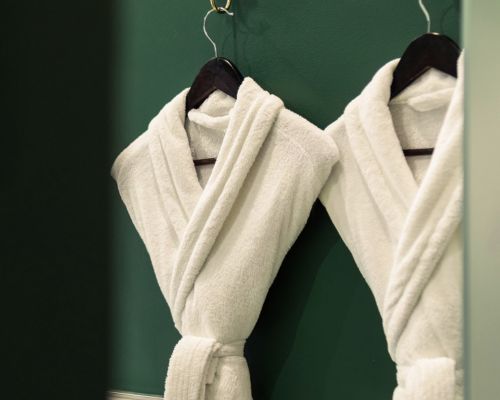 deluxe_room_bathroom_robes